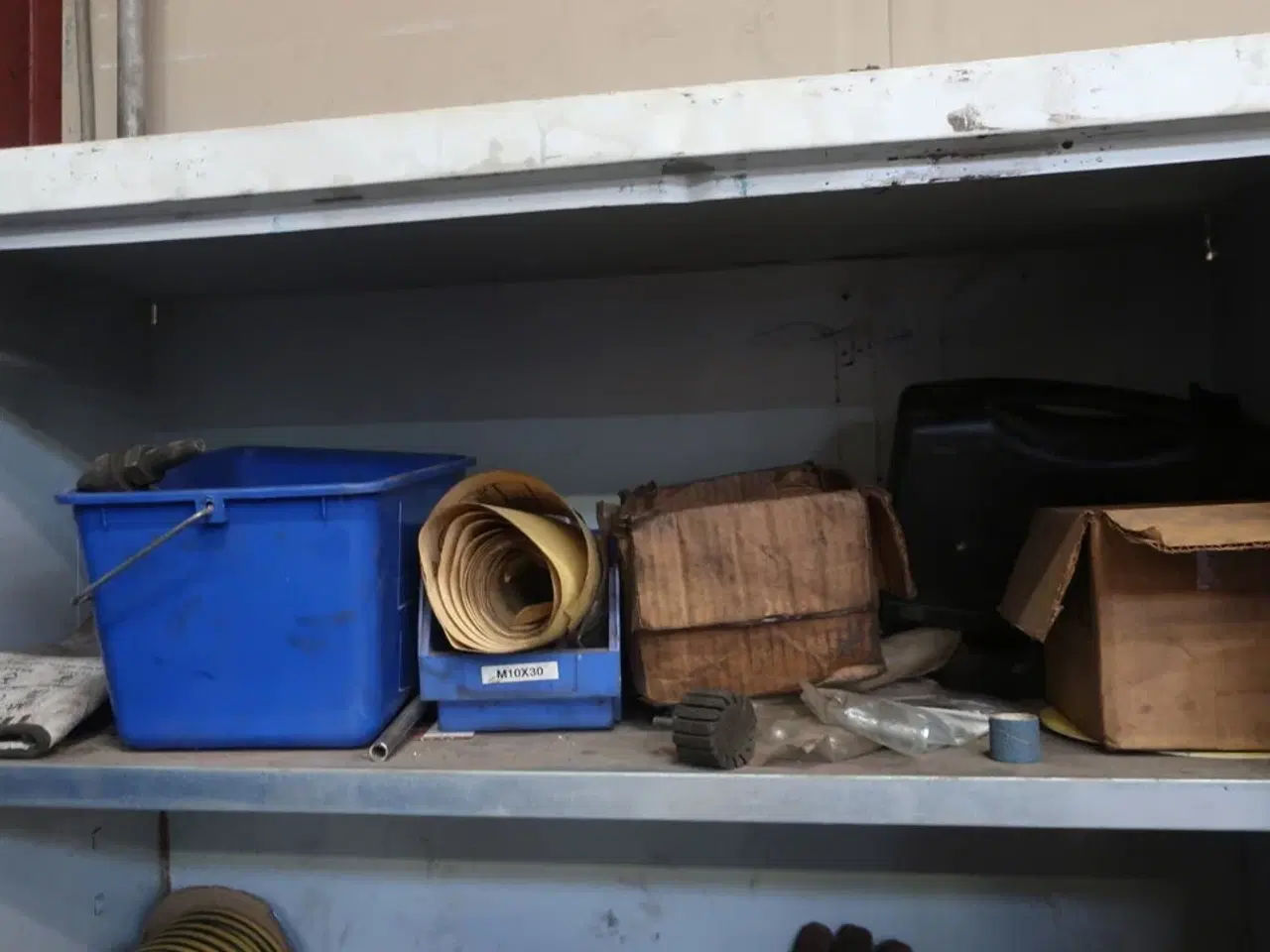 Billede 3 - Stålskab med indhold