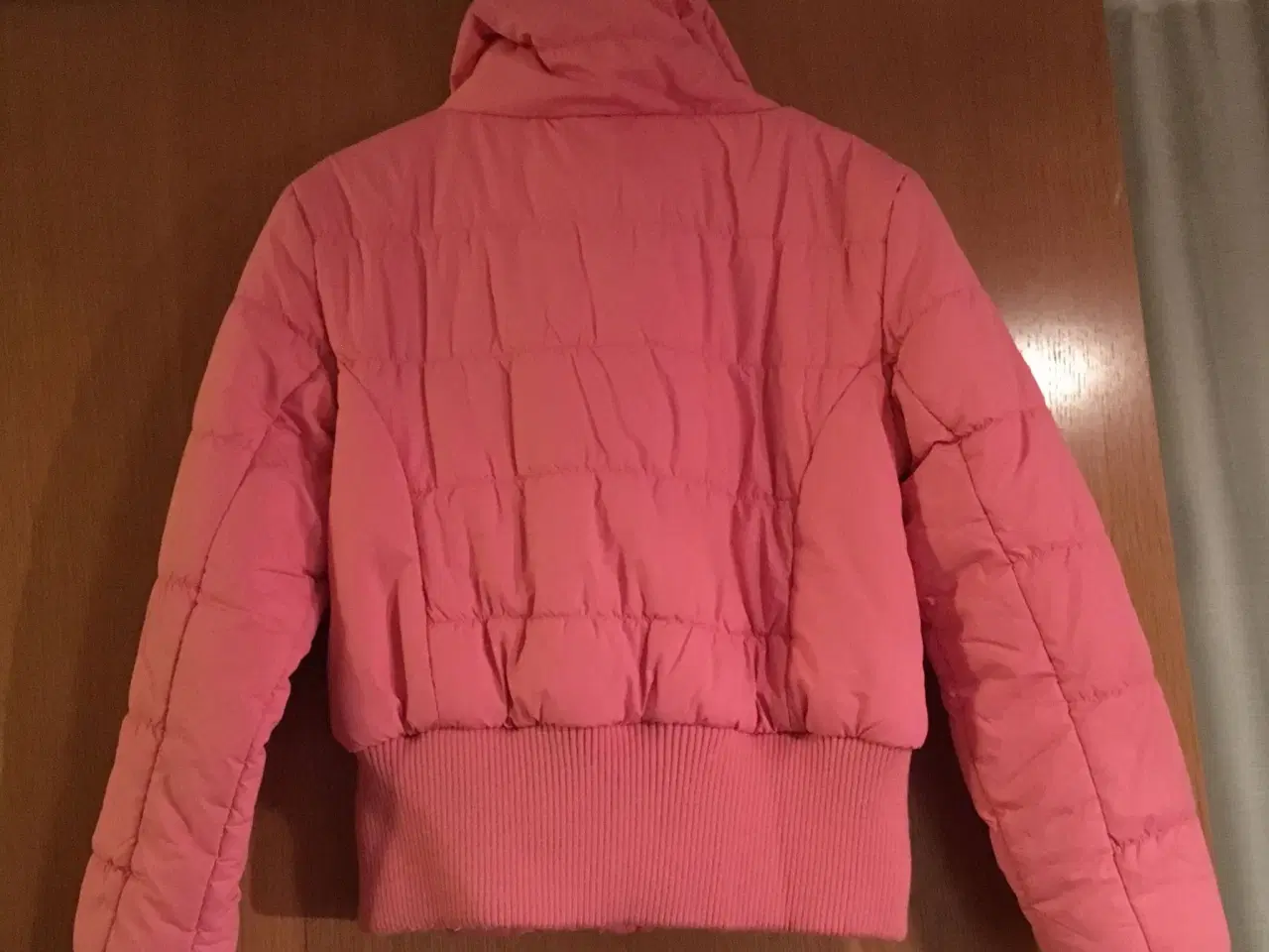 Billede 2 - Pink vinterjakke til salg