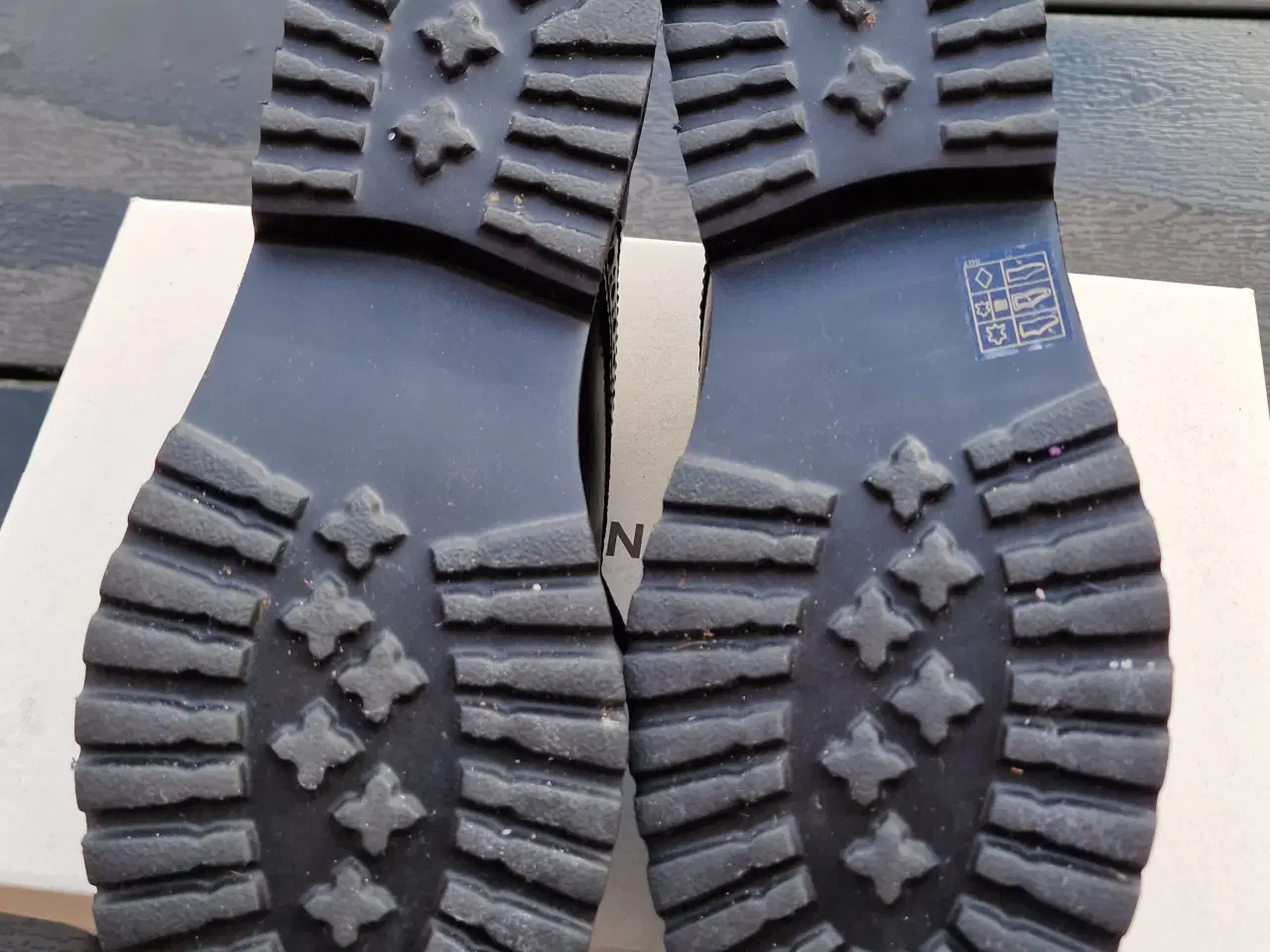 Billede 3 - Sorte sko til fest eller hverdag.