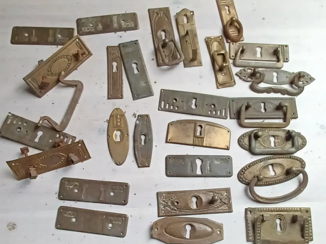 Billede 2 - Diverse antikke møbelbeslag.