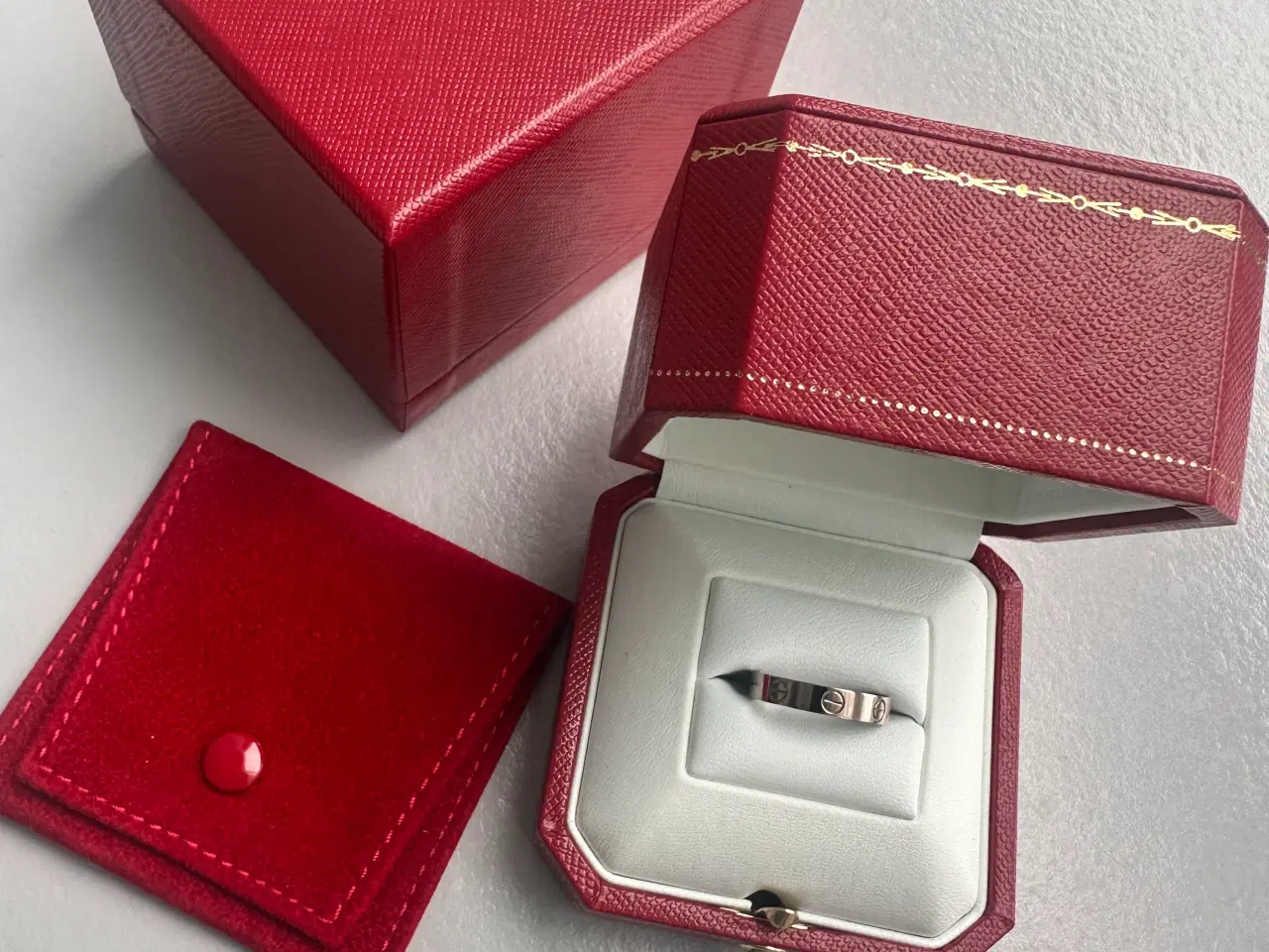 Billede 4 - Cartier Love ring 18 karat hvidguld som hel ny