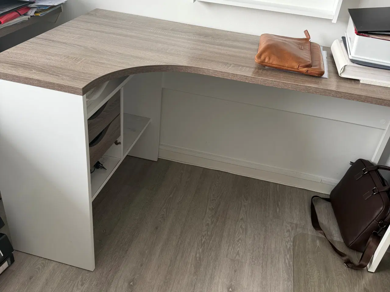Billede 1 - Skrivebord m/skuffer sælges