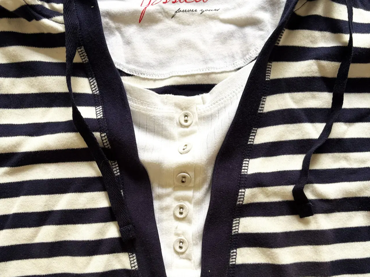 Billede 3 - Bluse med striber og hætte