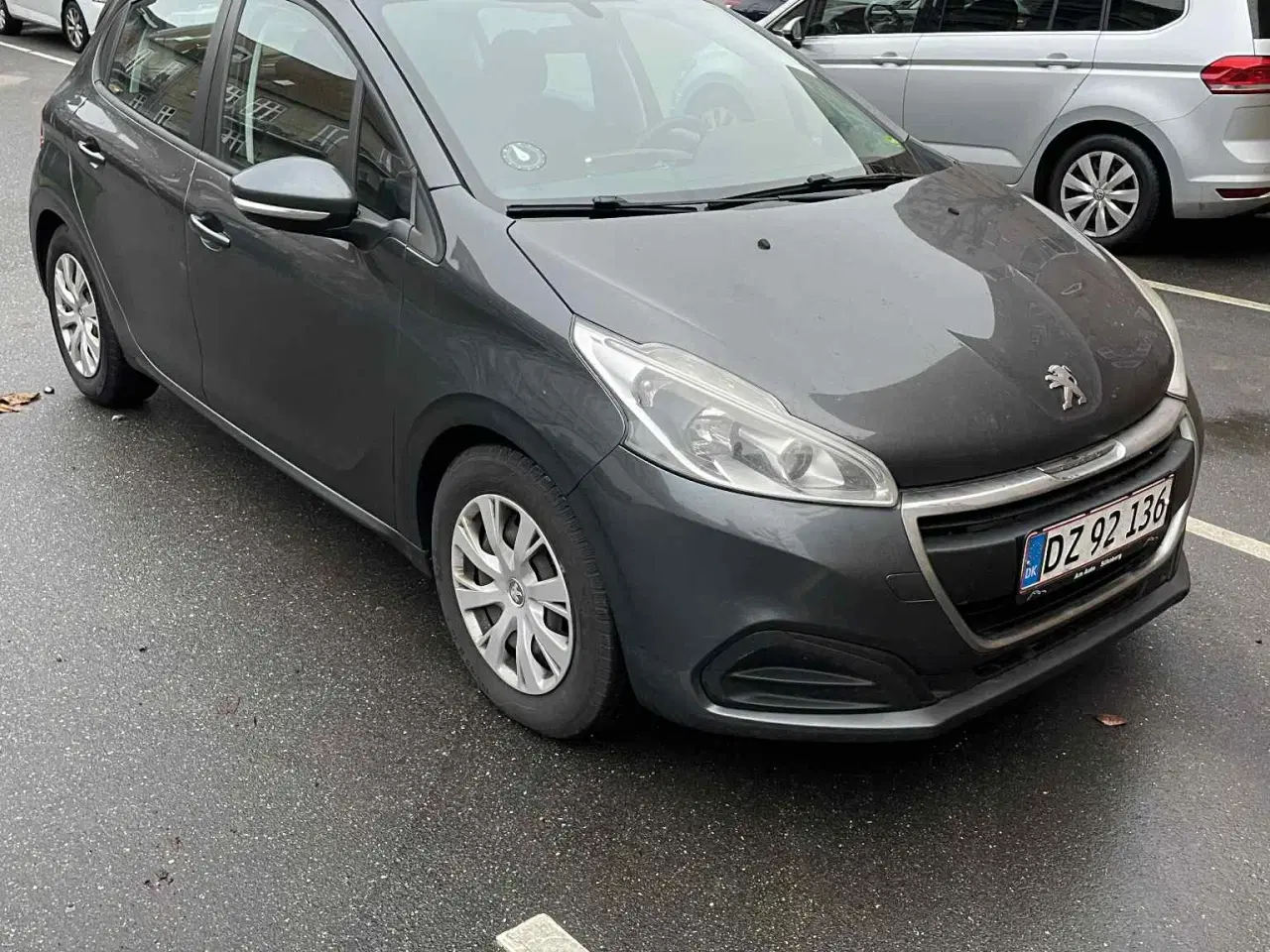 Billede 2 - Flot og velholdt Peugeot 208. Nysynet. 2 sæt hjul