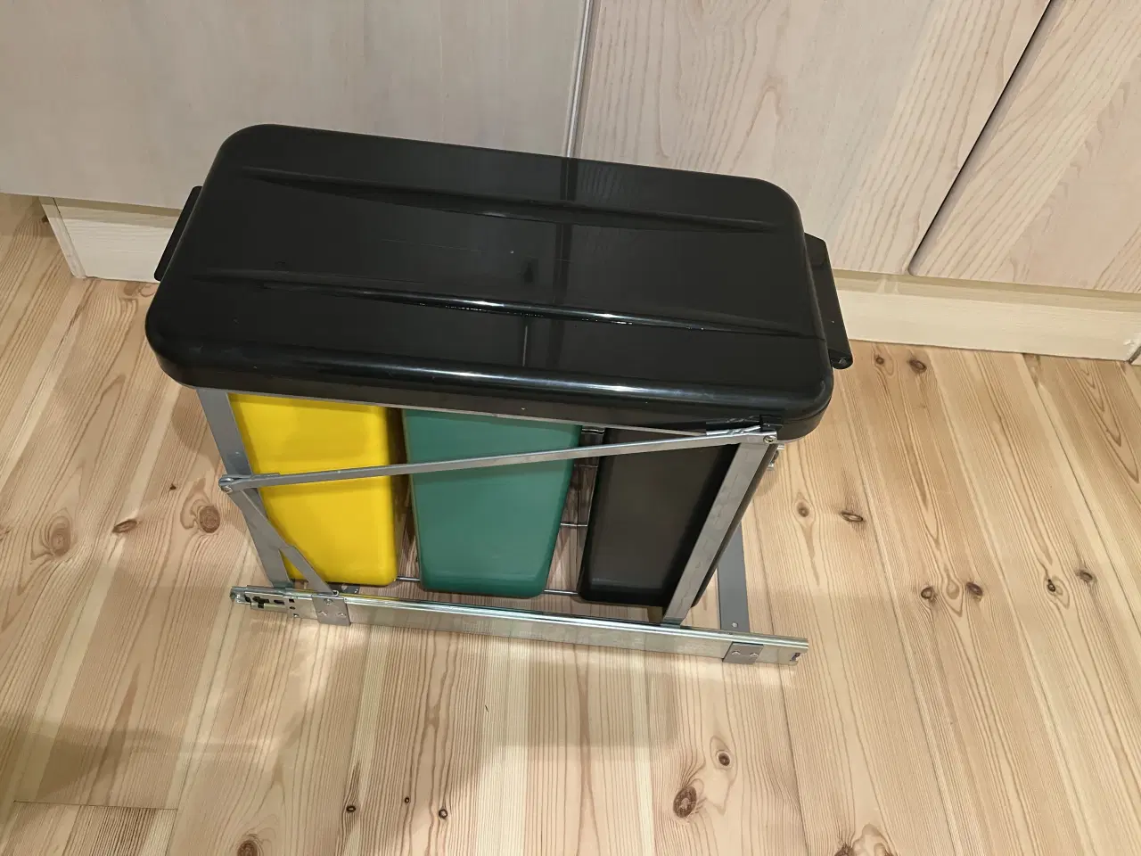 Billede 1 - Affaldssorteringssystem til køkkenskabet