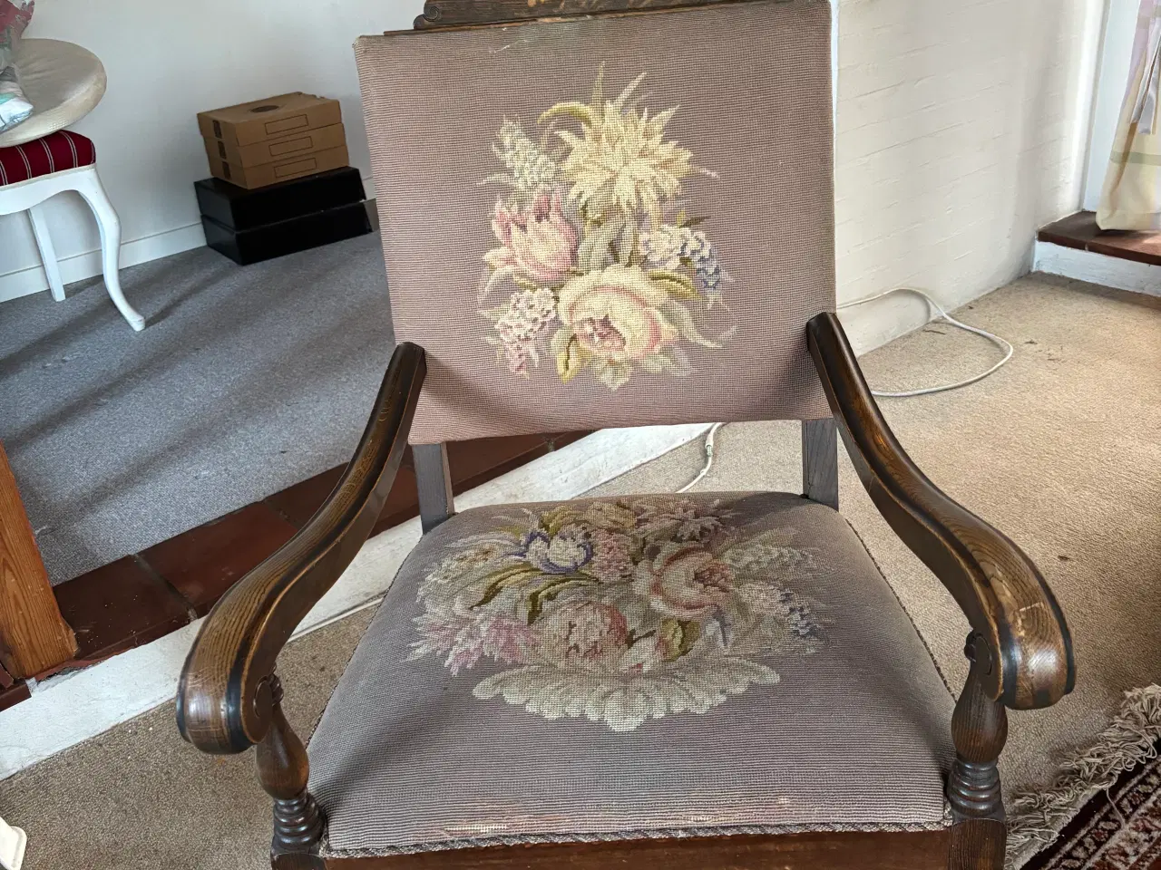 Billede 2 - Broderet lænestol