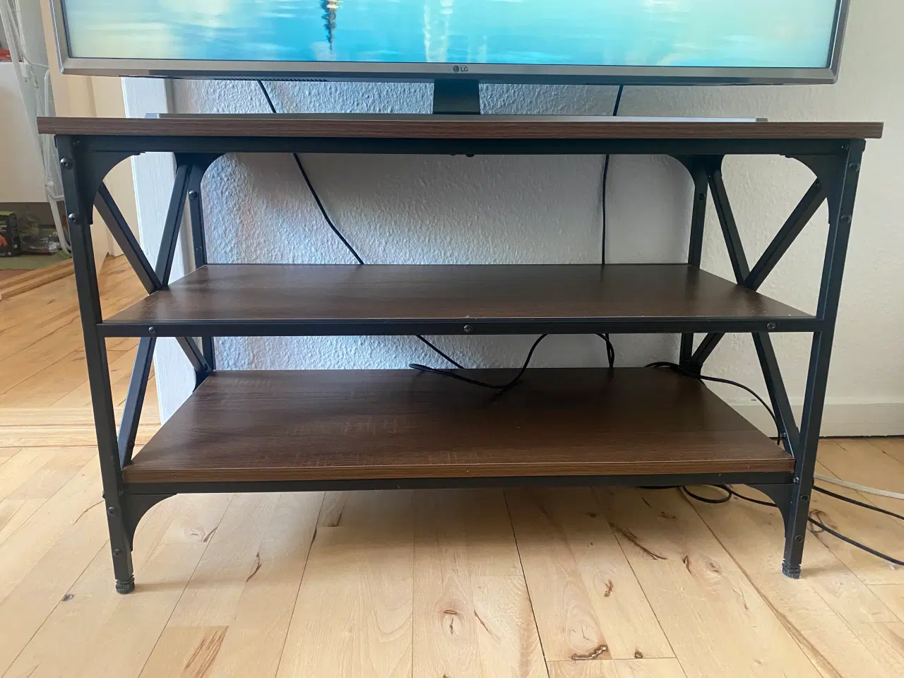 Billede 1 - TV-bord i brunt egetræ med sort stel