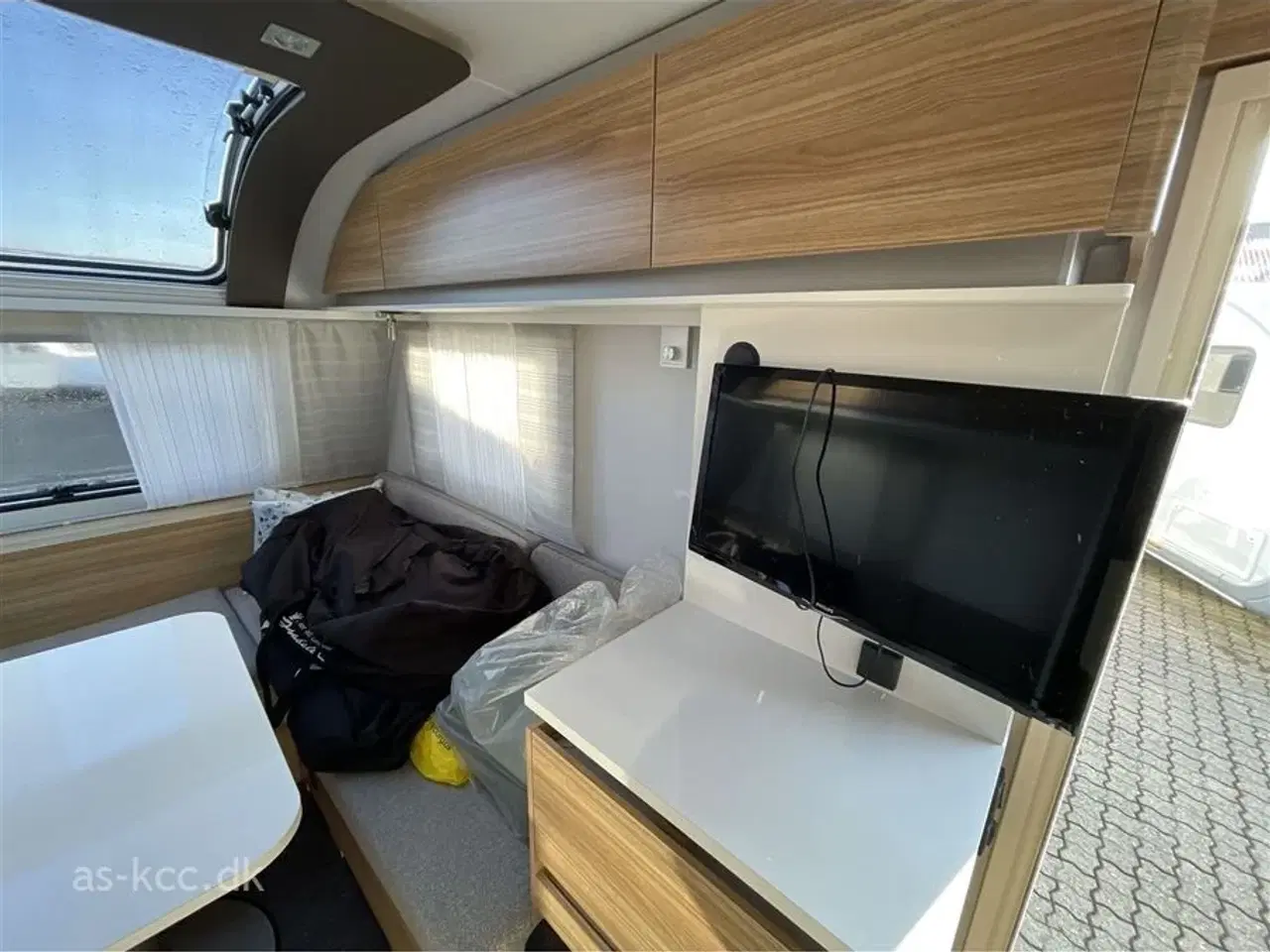 Billede 5 - 2019 - Adria Altea 362 LH 4 Four   Adria Altea LH 4 Four årg. 2019 3 sovepladser, 6 siddepladser Mover, Cykelstativ, Solsejl med sider, Isabella Capri 2,5 m fortelt.SÆLGES FOR KUNDE
