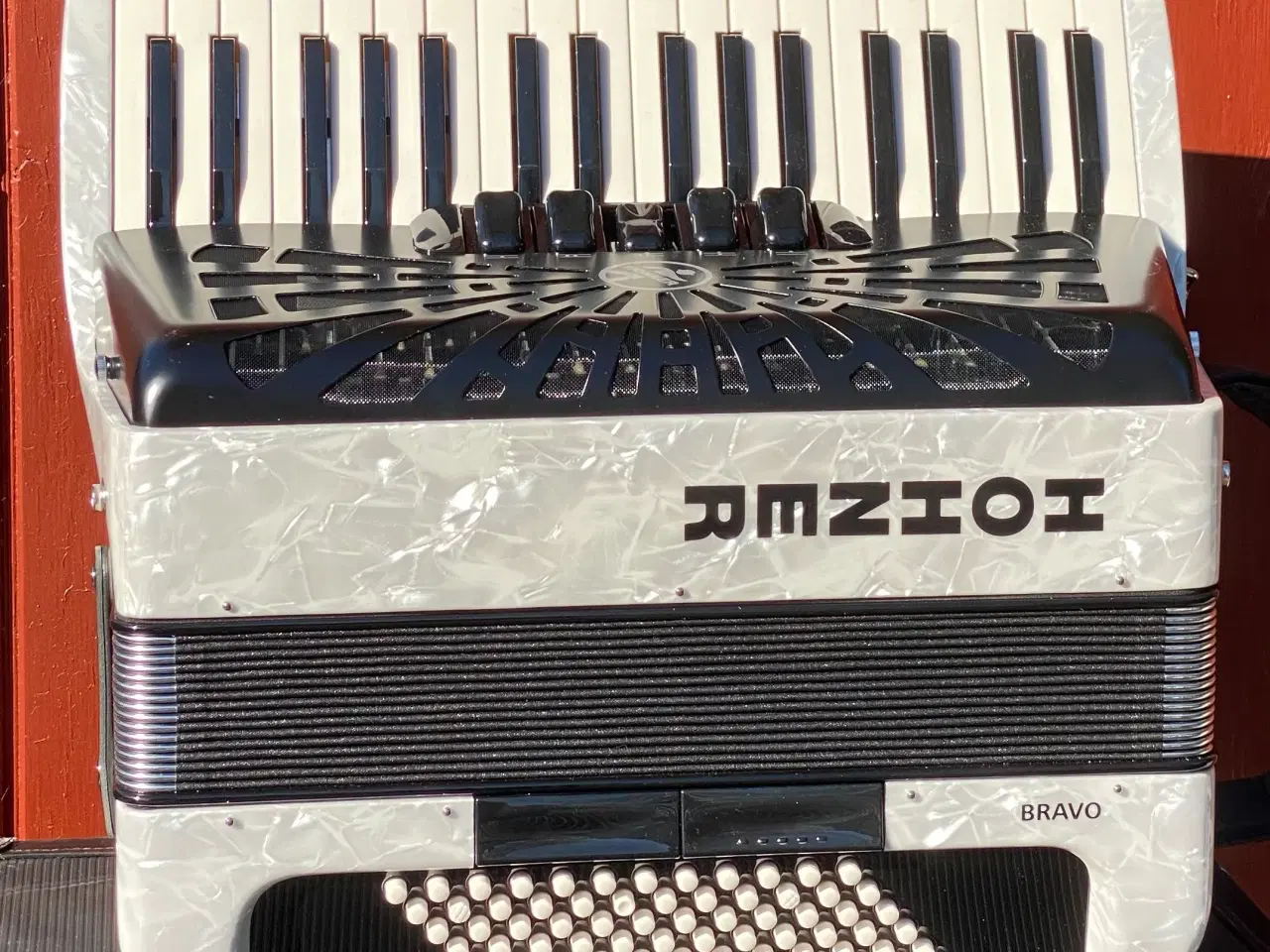 Billede 14 - 🎶 Hohner Bravo III 72 – Hvid Perlemor, 7,4 kg . 