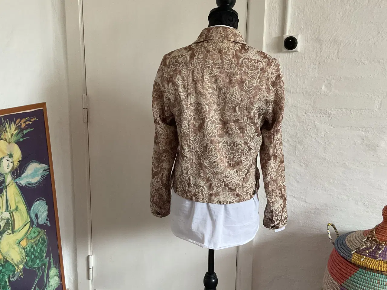 Billede 5 - Fin let SHARE jakke i kort med brystlommer str. 40