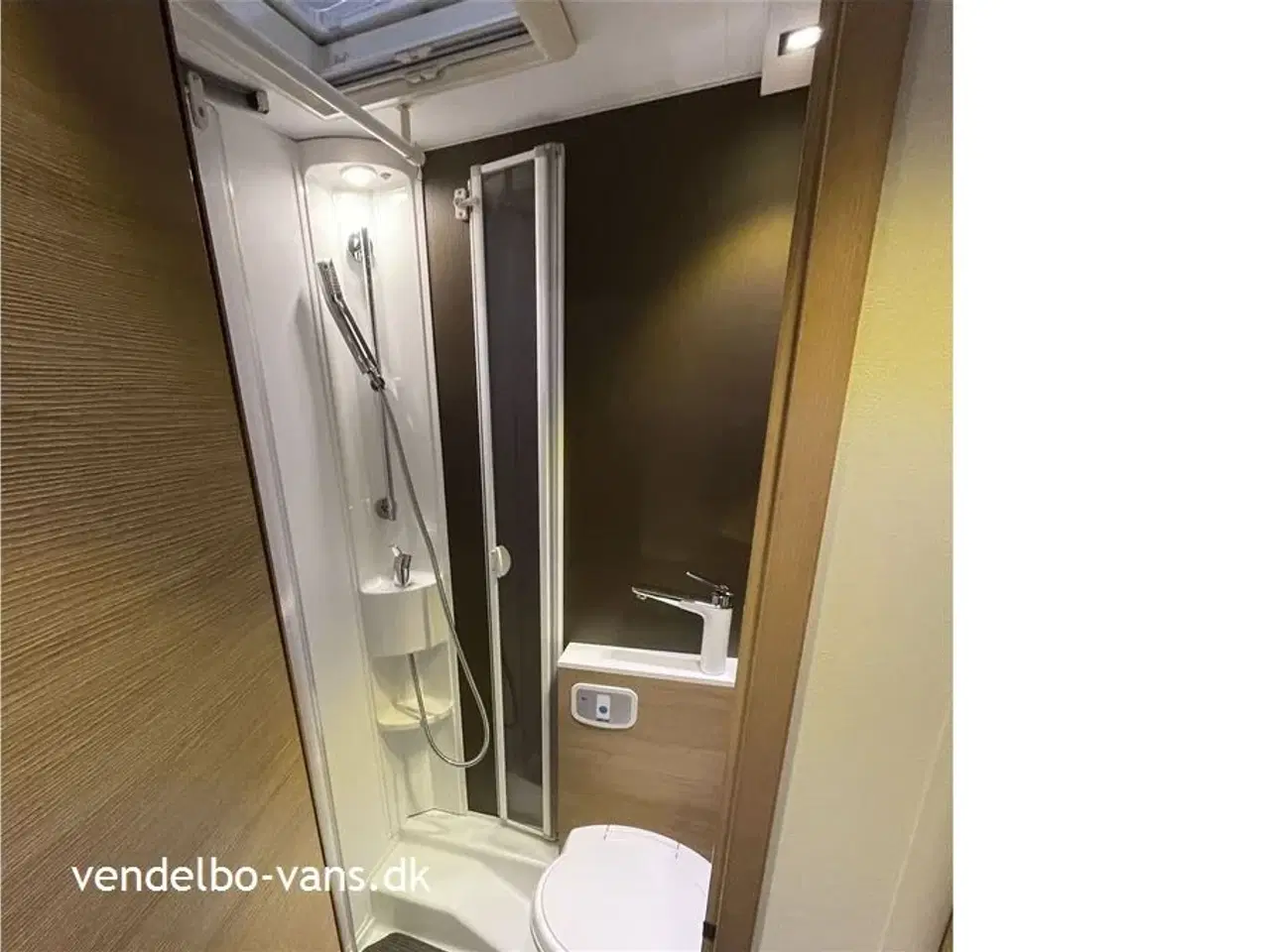 Billede 21 - 2018 - Adria Compact SLS   Smal camper på under 6 m længde - tryk på knappen og den vokser!