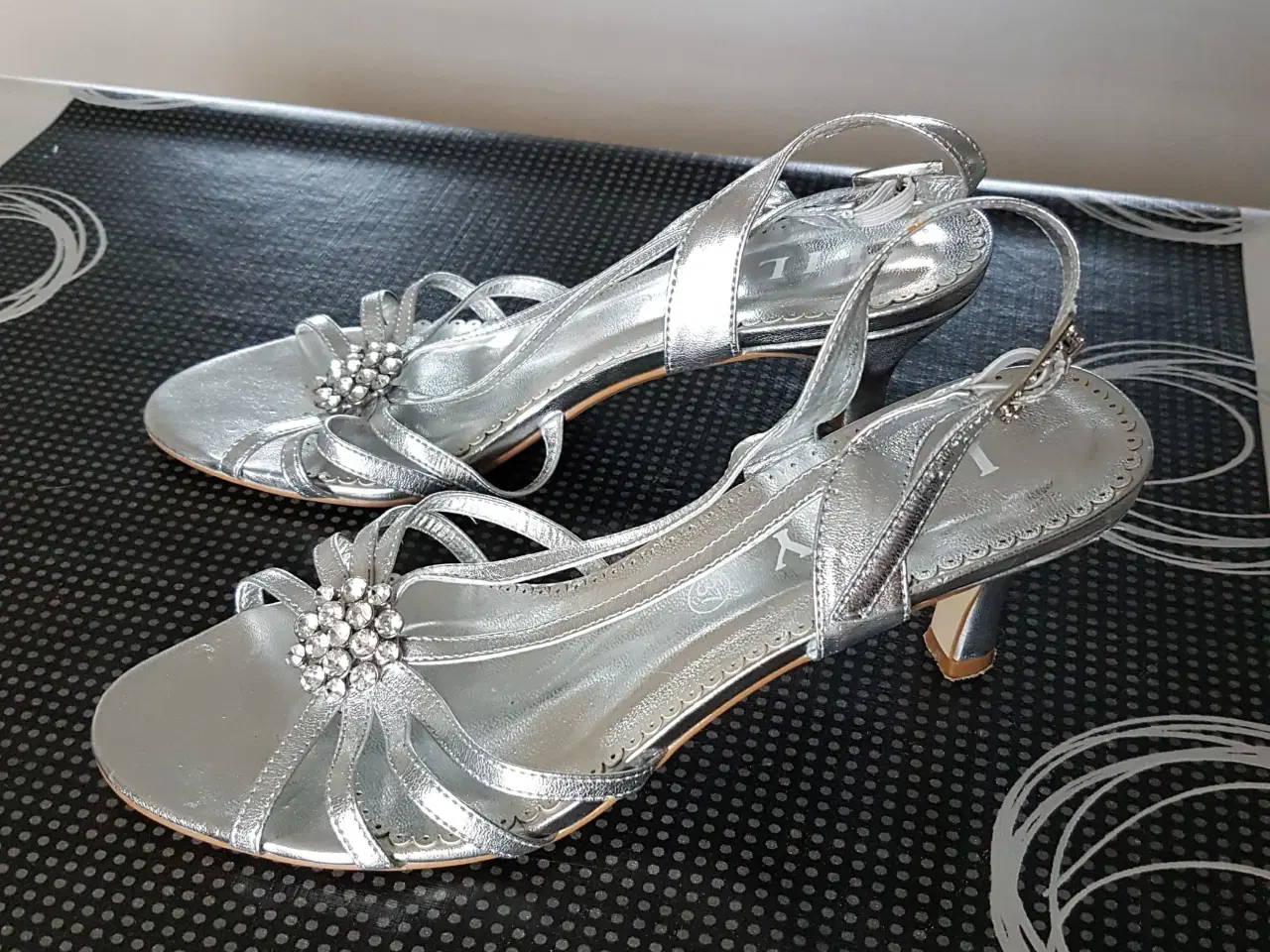 Billede 2 - Flotte sandaler i sølv, Lilly