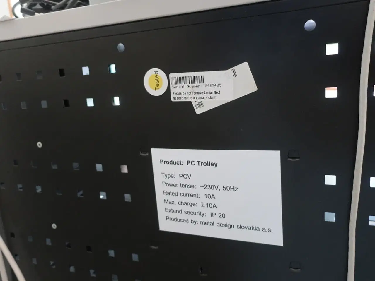 Billede 3 - Skab til PC'er m. stik til lader ved hver hylde