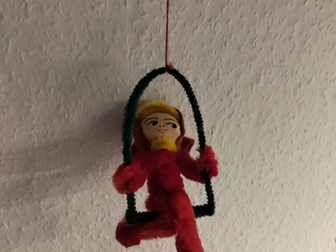 Billede 4 - Juleuro lavet af piberenser med 2 nisser på gynger