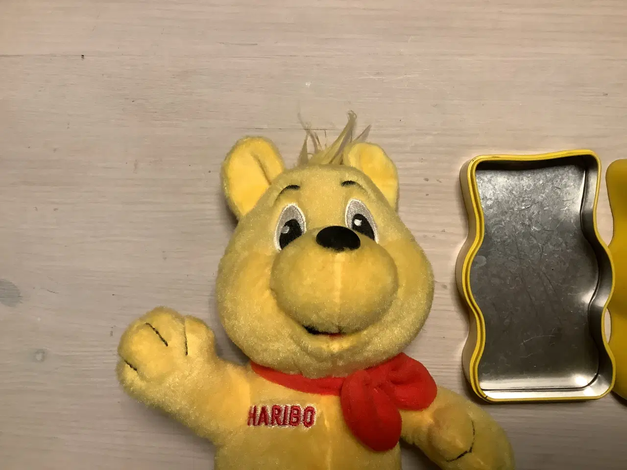 Billede 2 - Haribo bamse gul stof og en gul plastik kasse 