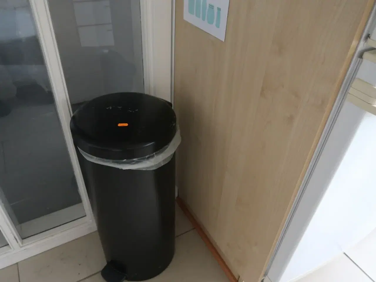 Billede 2 - 2 stk. skraldespandsstativer samt pedalspand