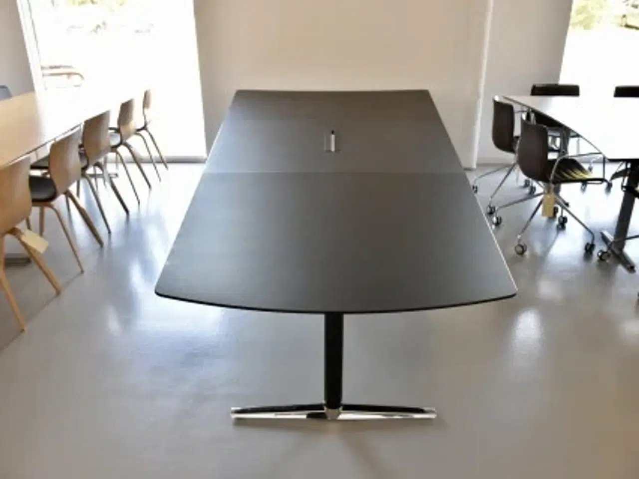Billede 2 - Kegleformet fumac konferencebord med sort linoleum