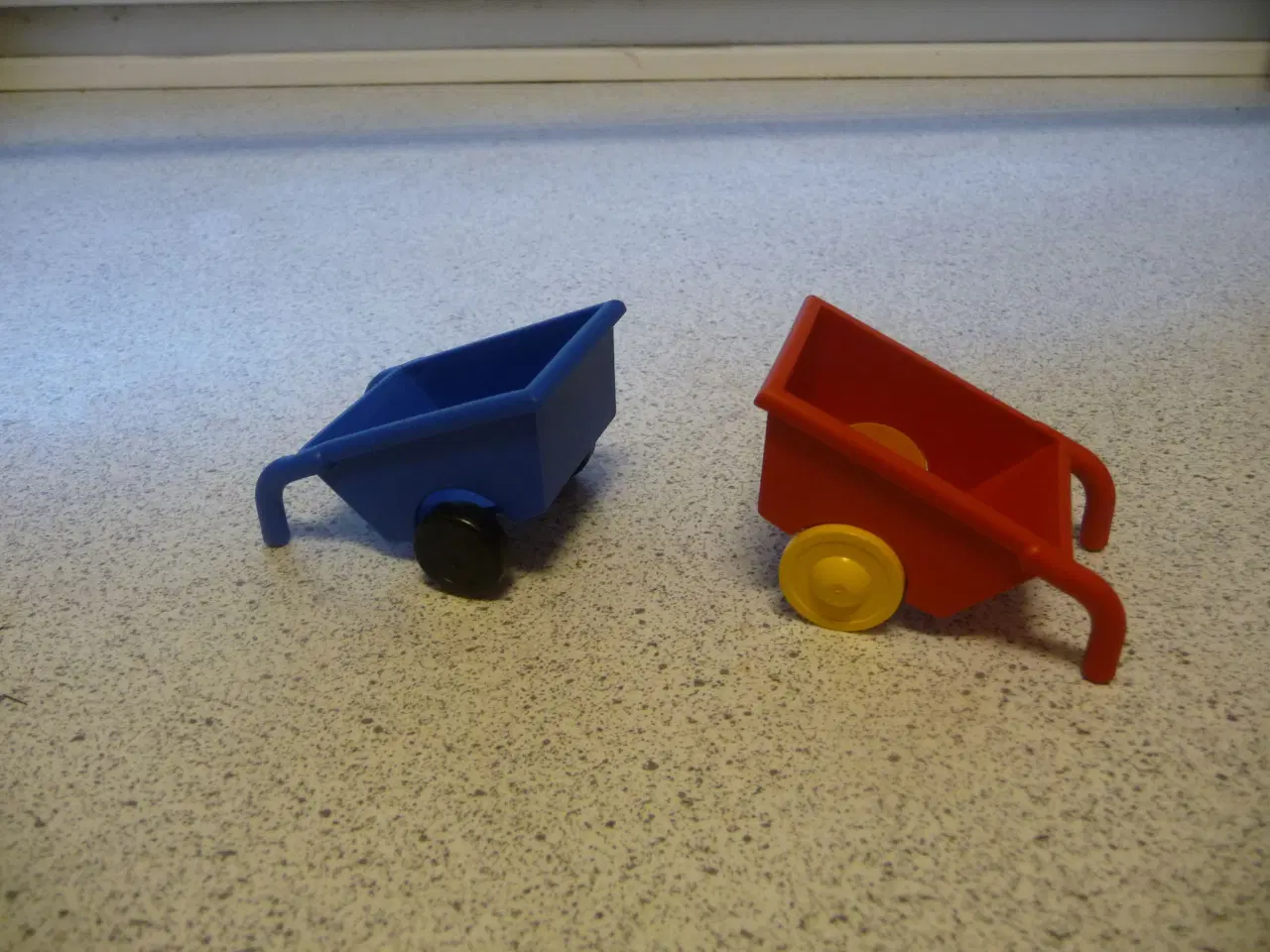 Billede 1 - lego vogne (måske Duplo)