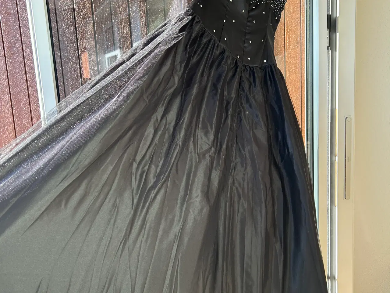 Billede 2 - Elegant sort gallakjole med håndsyede pailletter