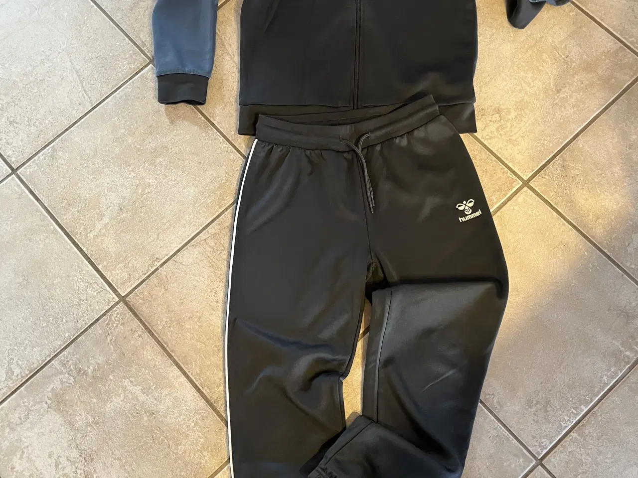 Billede 1 - Fritids dragt Hummel 