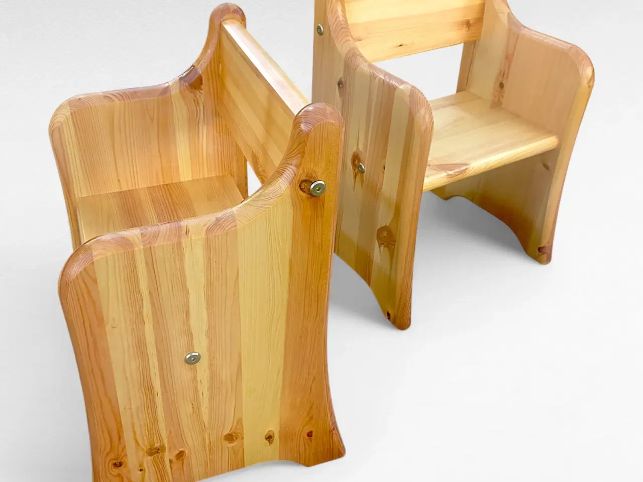 Billede 4 - Robust barnestol i massivt lakeret fyrretræ