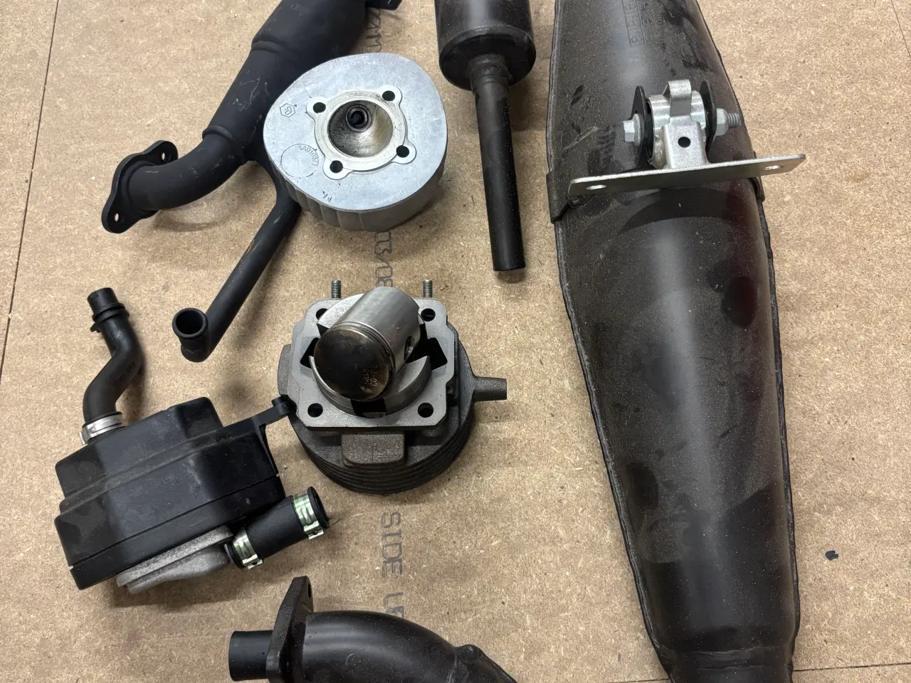 Billede 2 - Piaggio Ape cylinder og udstødning 