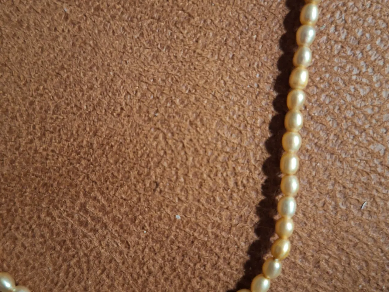 Billede 3 - Halskæde af gyldne perler 