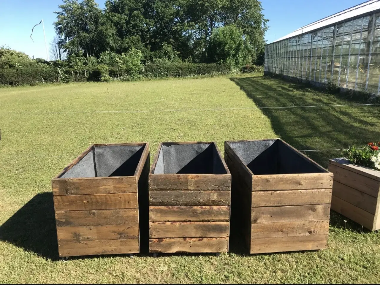 Billede 1 - Plantekasser lavet af genbrugstræ