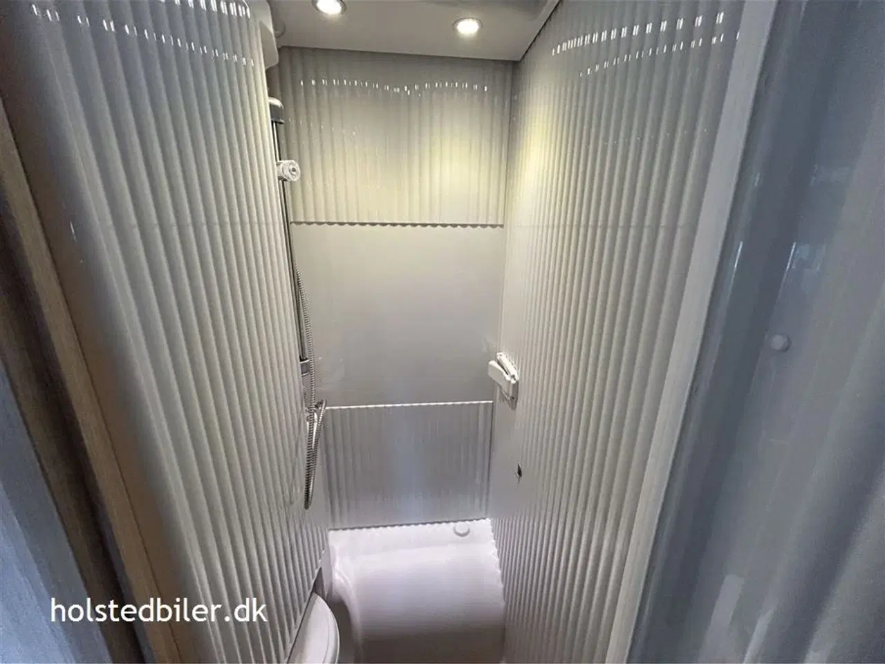 Billede 18 - 2019 - SunLight T 67 Activ   Km 42000 - 5 selepladser - hævesænkeseng.