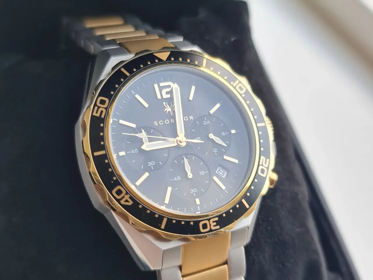 Billede 5 - Scorpion Chronograph Ur – Guld/Sølv – I Æske – Eks