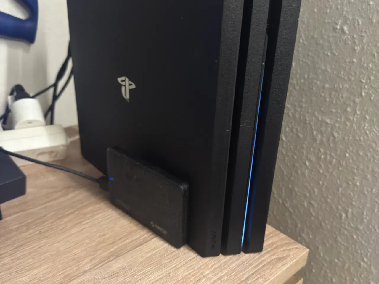 Billede 2 - Playstation 4 Pro 890 GB 1,5 TB ekstern 15 spil 