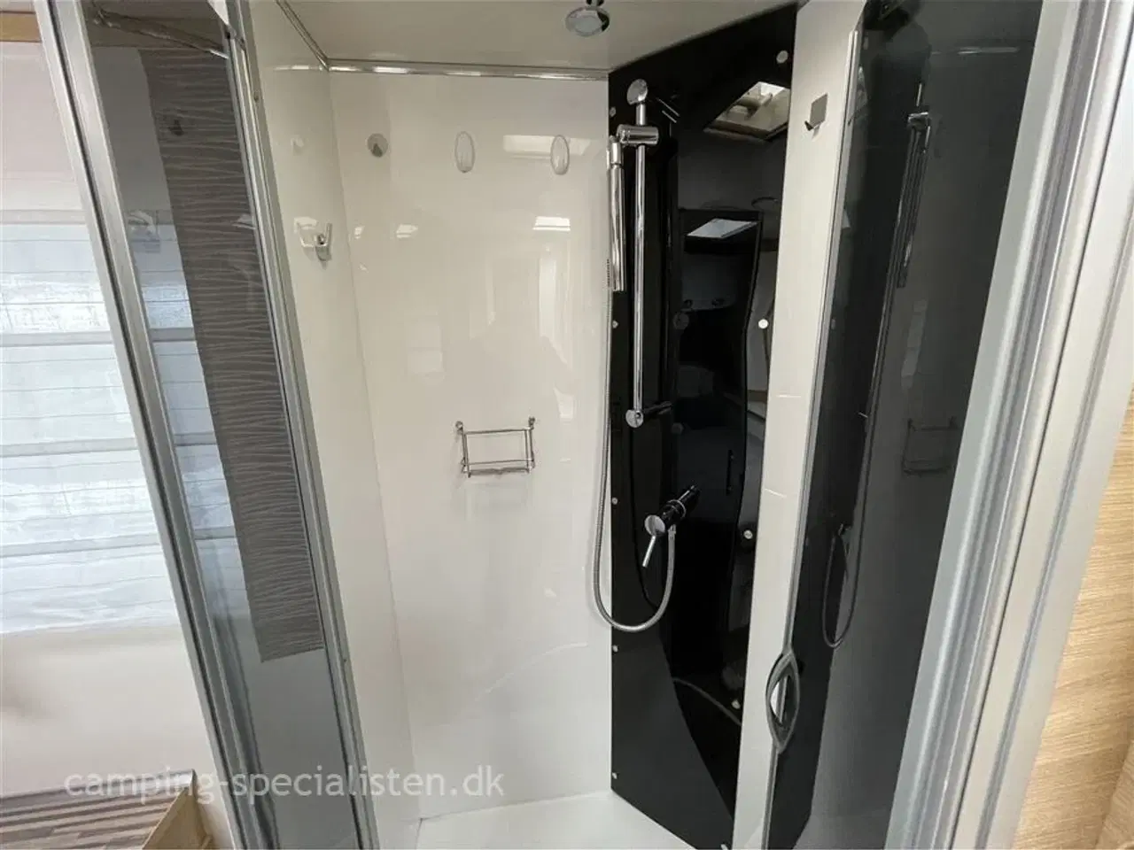 Billede 12 - 2019 - Benimar Perseo 596 Edition 40   Toplækker Autocamper med genial indretning - Benimar Perseo 596 Edition 40 - Kan nu opleves hos Camping-Specialisten i Silkeborg