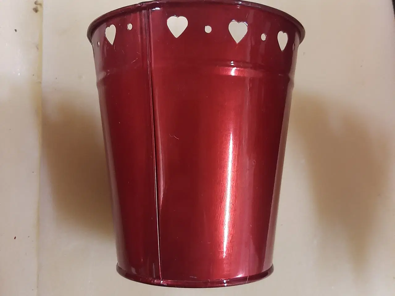 Billede 2 - dekoration i rødmetalic med hjerter 