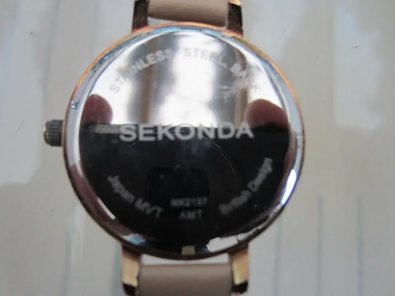 Billede 3 - SEKONDA dameur med gylden urkasse og bagside