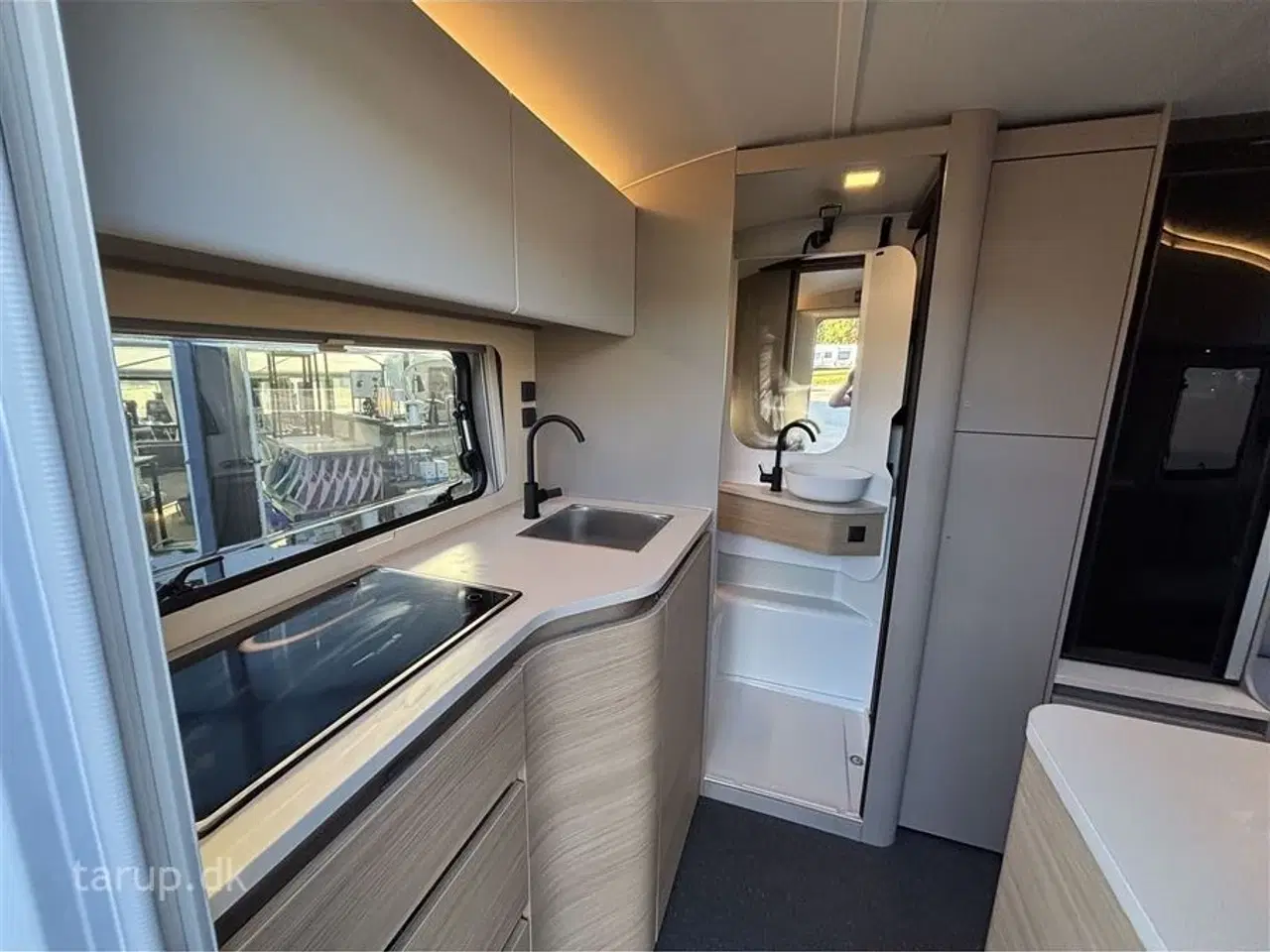 Billede 4 - 2026 - Adria Action 391 LH Classic   NY udgave! Enkeltsenge, sidehængt bord, endekøkken, Truma Combi-varme (gas), Soundbar, panorama-vindue, el-gulvvarme,