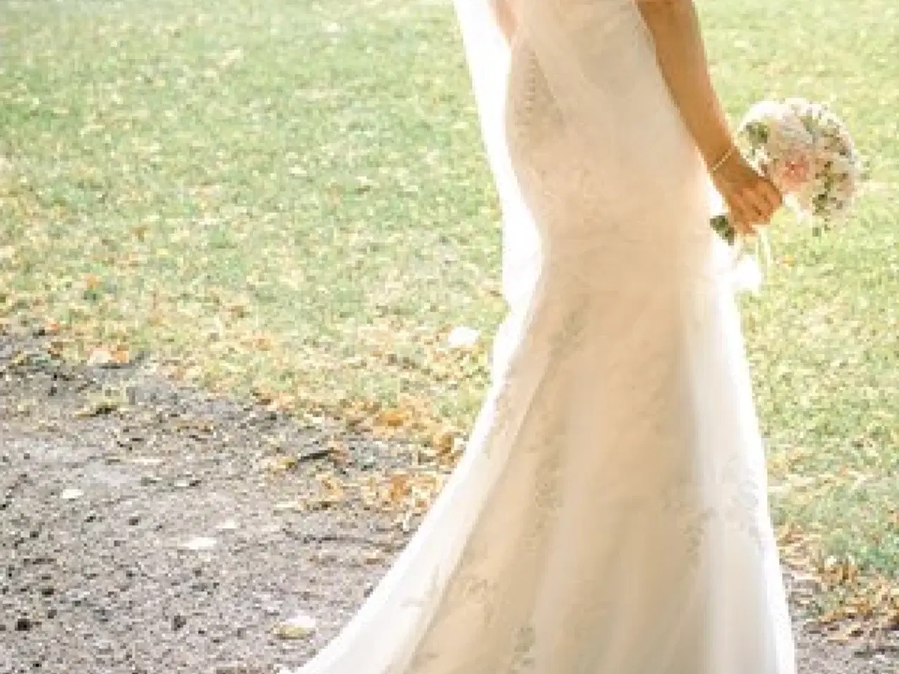 Billede 2 - Smuk brudekjole, slør, lille blonde bluse + sko