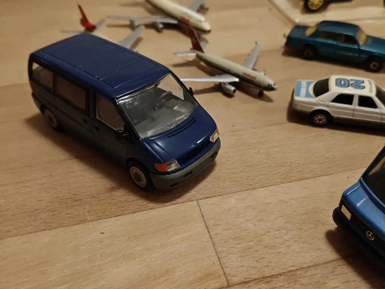 Billede 8 - Legetøjsbiler og flyver