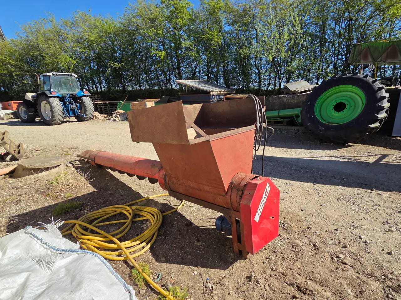 Billede 1 - Flis-snegl for indlægning af flis i lavloftet rum