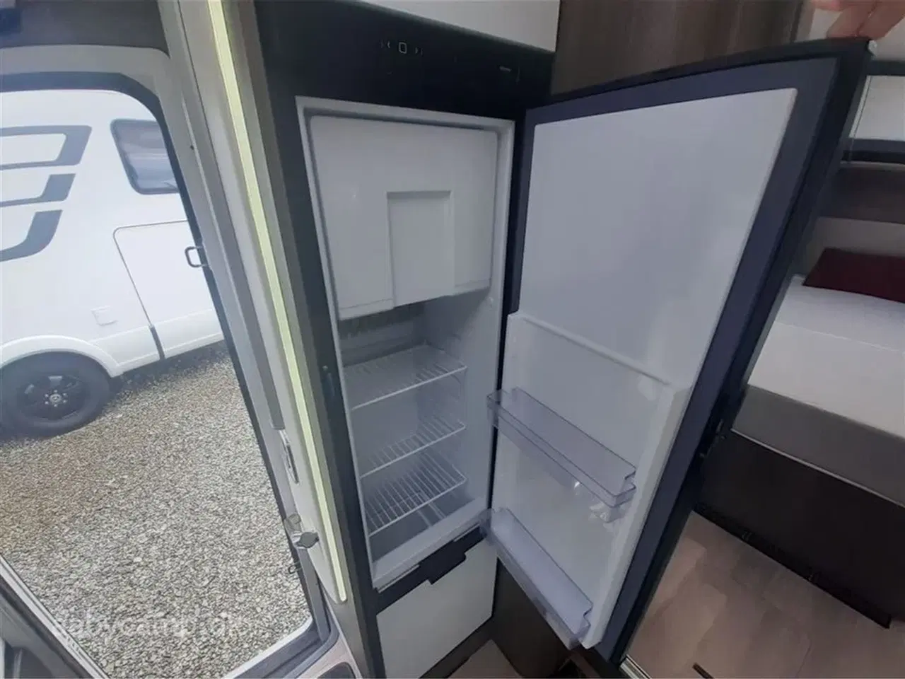 Billede 12 - 2020 - Benimar Amphitryon 997   NK-pakke. automatgear. solceller. ovn. lædersæder. queensbed.