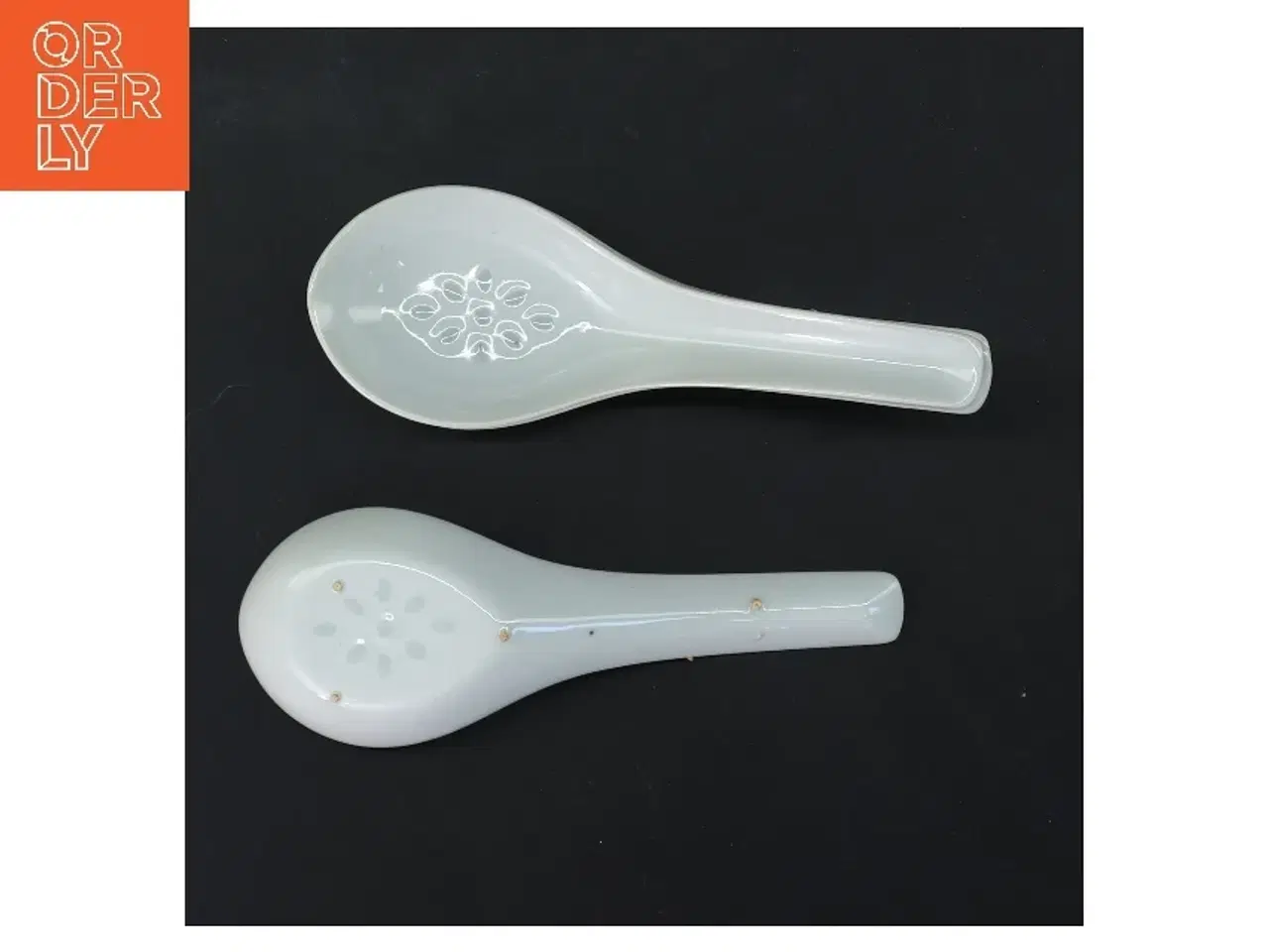 Billede 3 - Hvide serveringsskeer med mønster (str. 4 stk 14,5 cm)