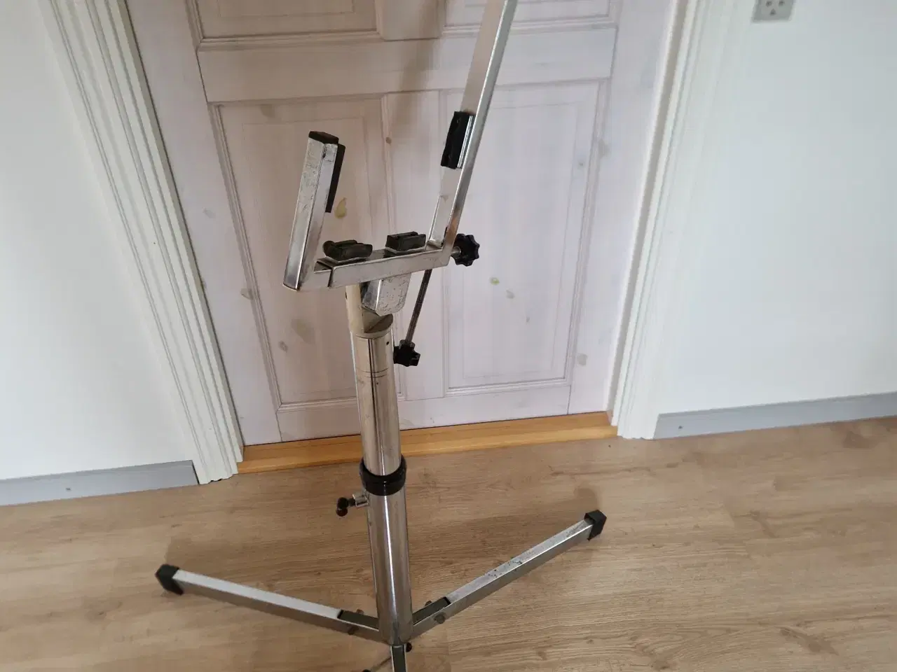 Billede 3 - Et harmonikastativ for at undgå de tunge løft