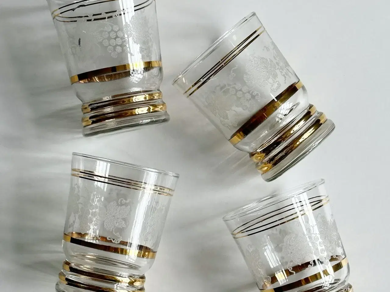 Billede 3 - Glas m sukkerglasur og guld, druemønster, 4 stk samlet