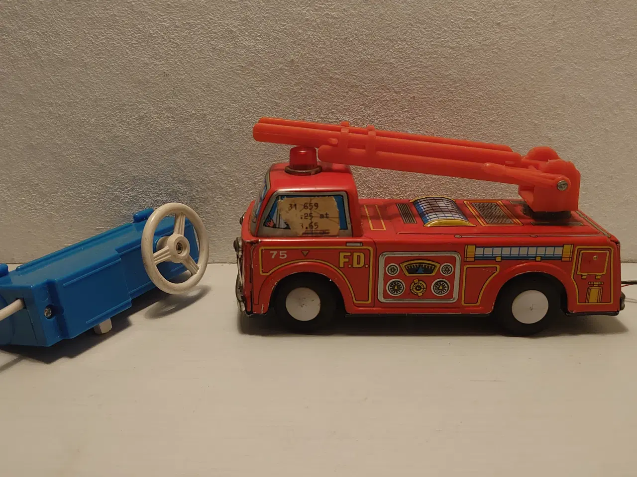 Billede 1 - Bliklegetøj:Fjernbetjent brandbil. Fra TT Japan.