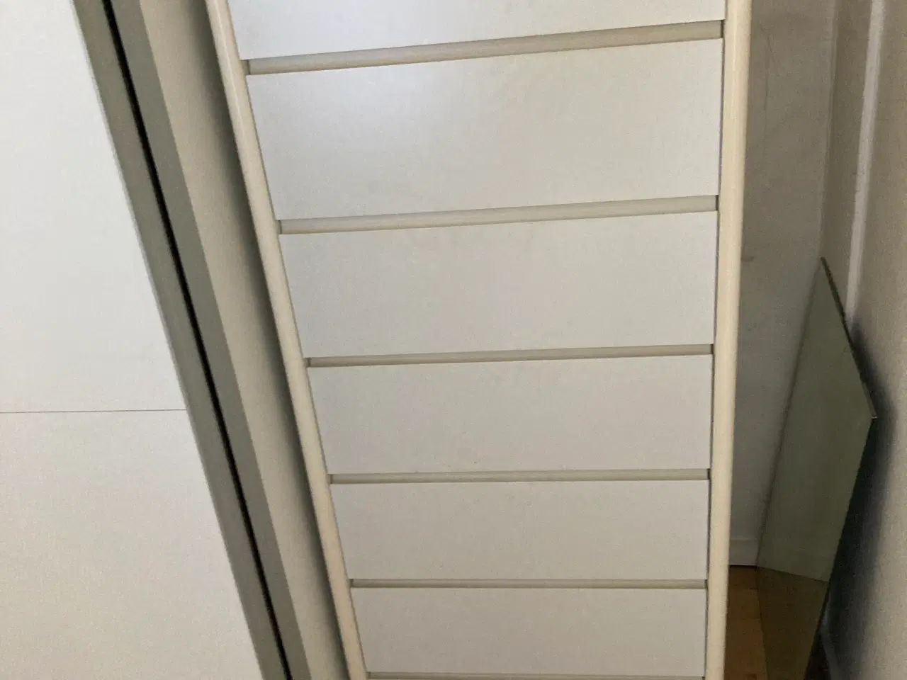 Billede 1 - Hvid kommode 7 skuffer