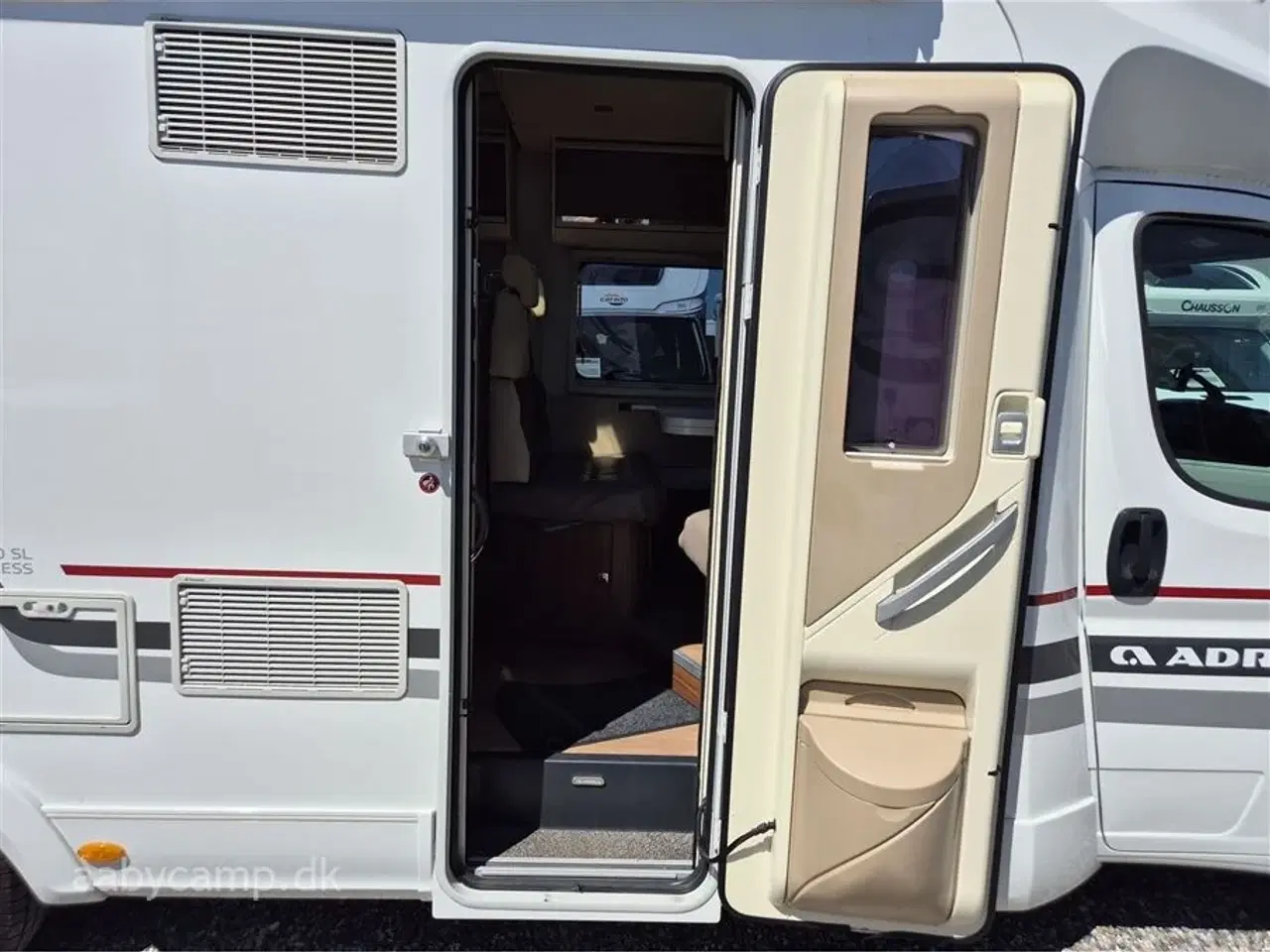 Billede 5 - 2017 - Adria Matrix Axess 670 SL   solcelle.batteri.markise.hæve/sænke cykelstativ på el.5 selepladser.helårsdæk.