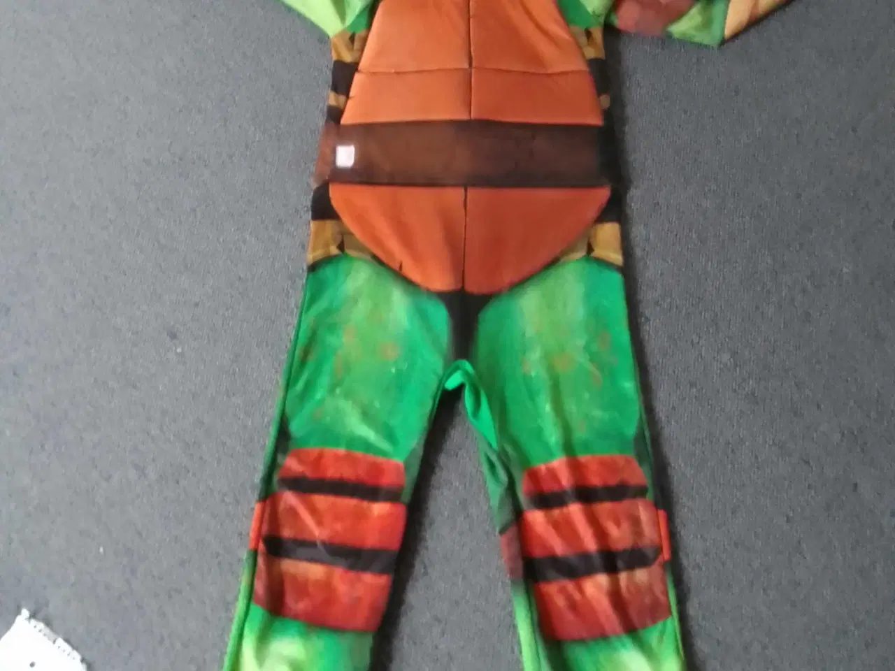 Billede 1 - Ninja Turtles kostume  Med indbygget muskler  Str 