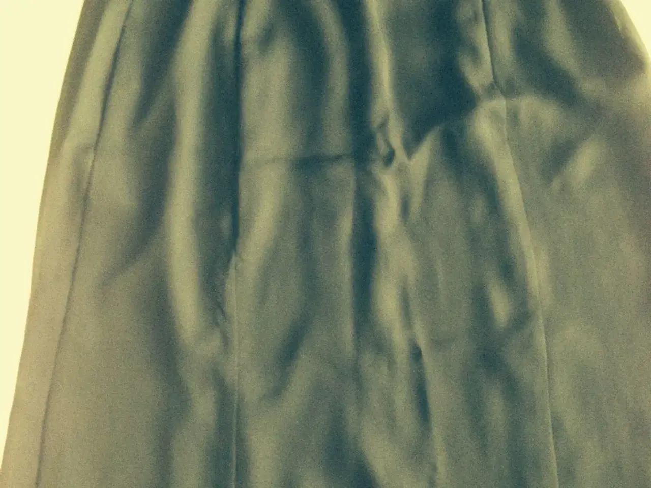 Billede 3 - Sort knælang nederdel, ny, str 36, kr 100 inkl fra