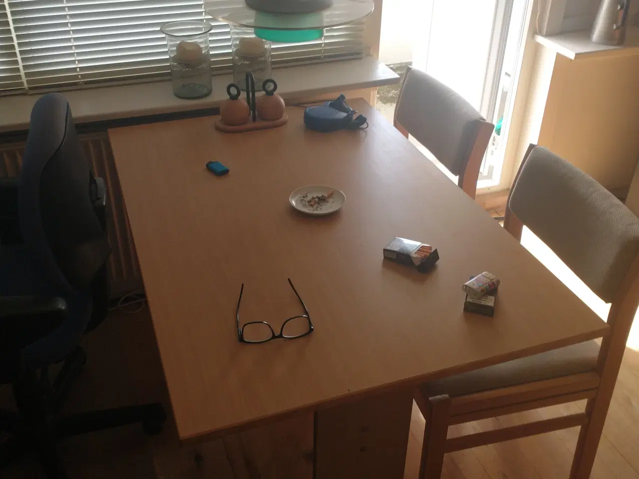 Billede 1 - Seks personers bord kan afhentes gratis.