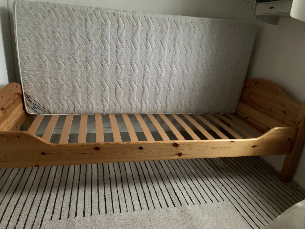 Billede 1 - Fyrretræsseng med madrad