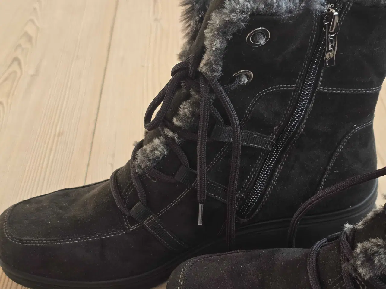 Billede 1 - Vinterstøvler str 41 med lynlås og snørre